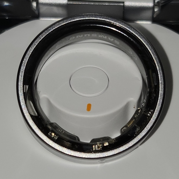 Samsung Galaxy Ring Size 7 in Silver - Picture 5 of 10